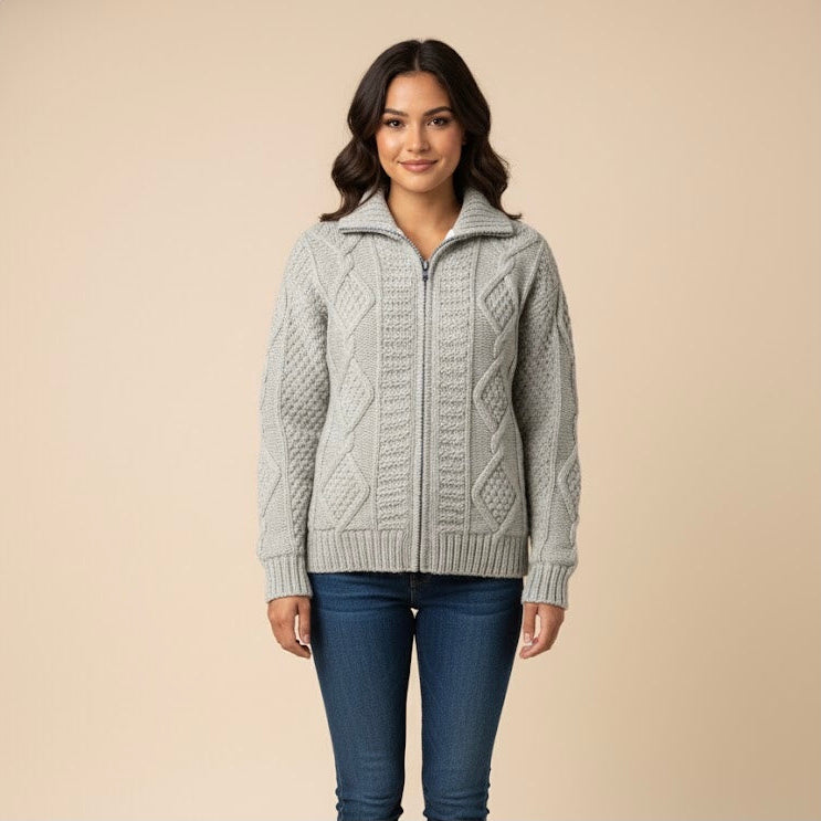 Veste grise en laine de lama tricotée à la main