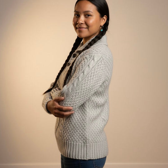 Veste grise en laine de lama tricotée à la main