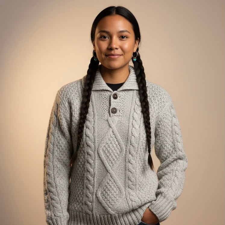 Veste grise en laine de lama tricotée à la main