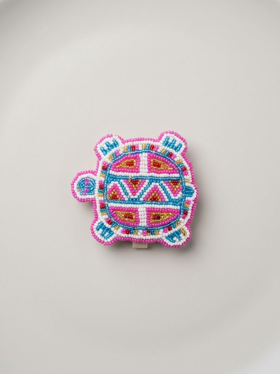 Barrette tortue perlée avec accent rose