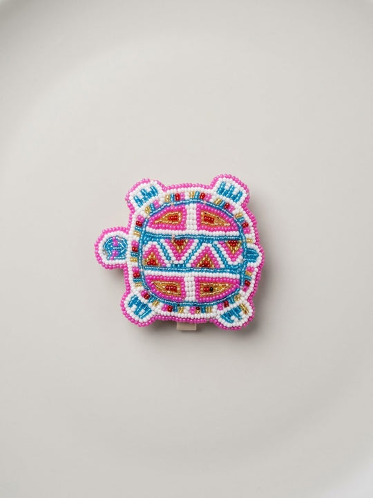 Barrette tortue perlée avec accent rose