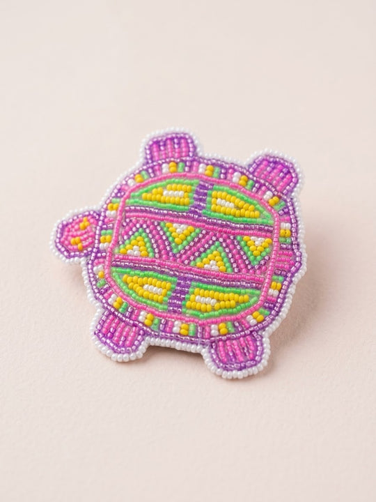 Barrette tortue perlée avec accent rose